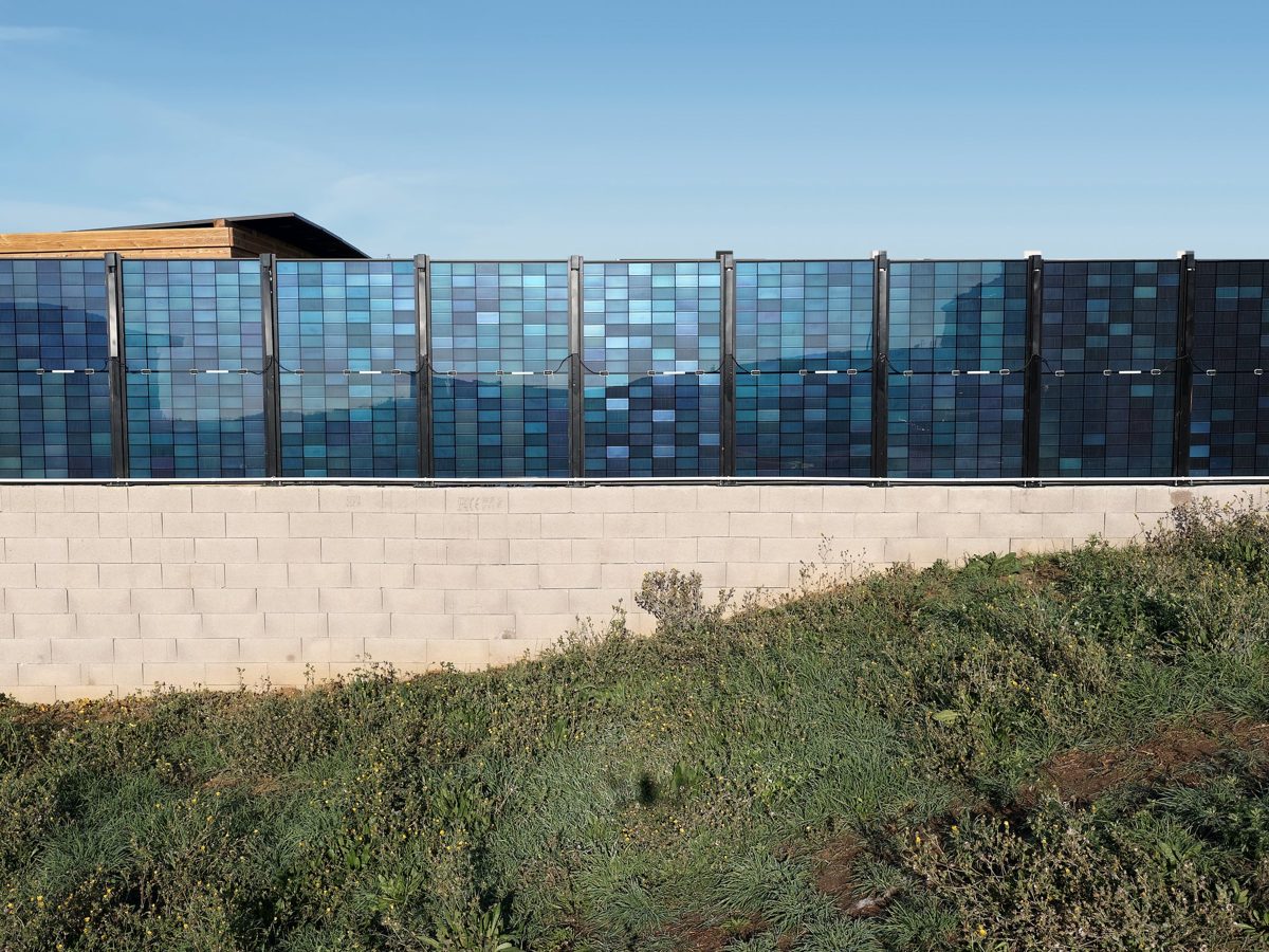 Clôture composée de panneaux solaires bifaciaux